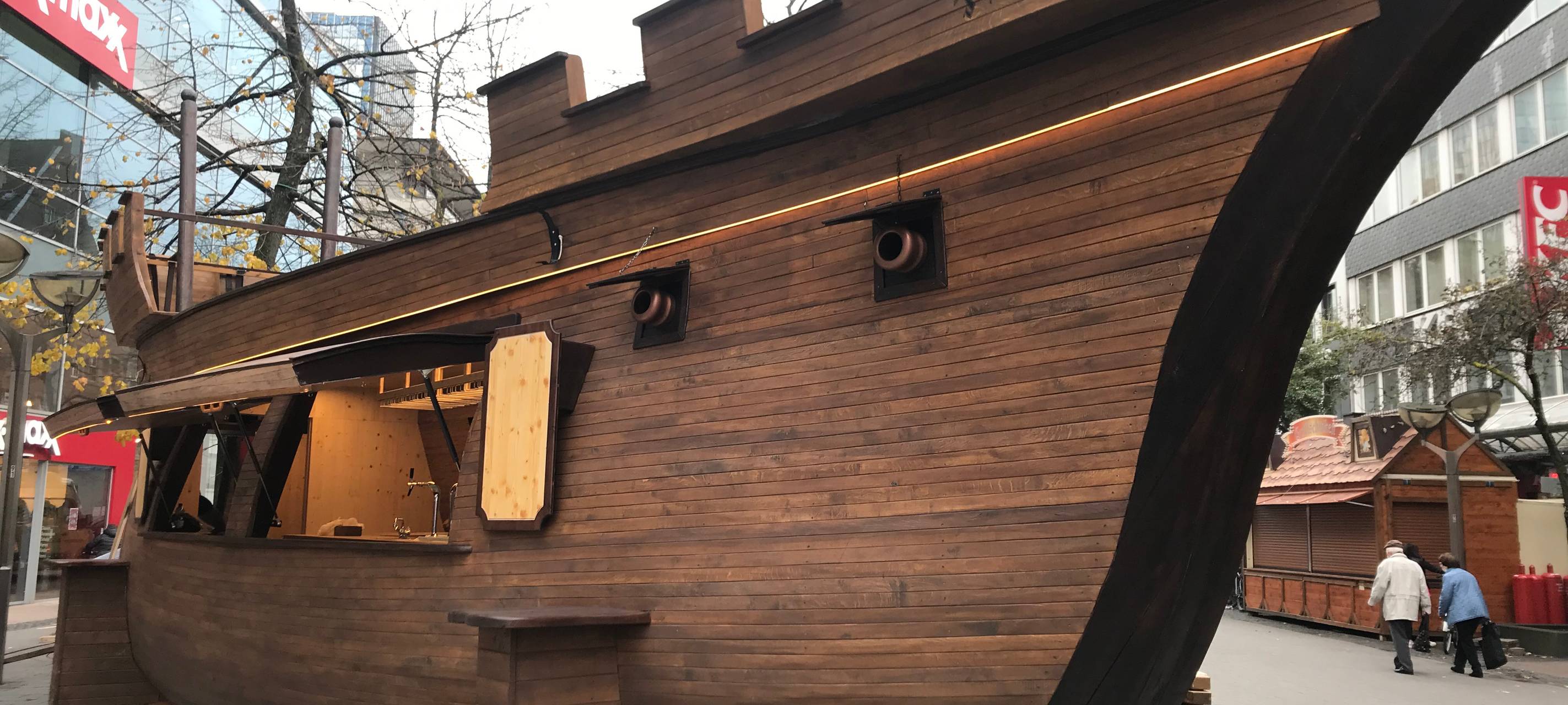 Der Duisburger Weihnachtsmarkt hat wieder ein Glühweinschiff