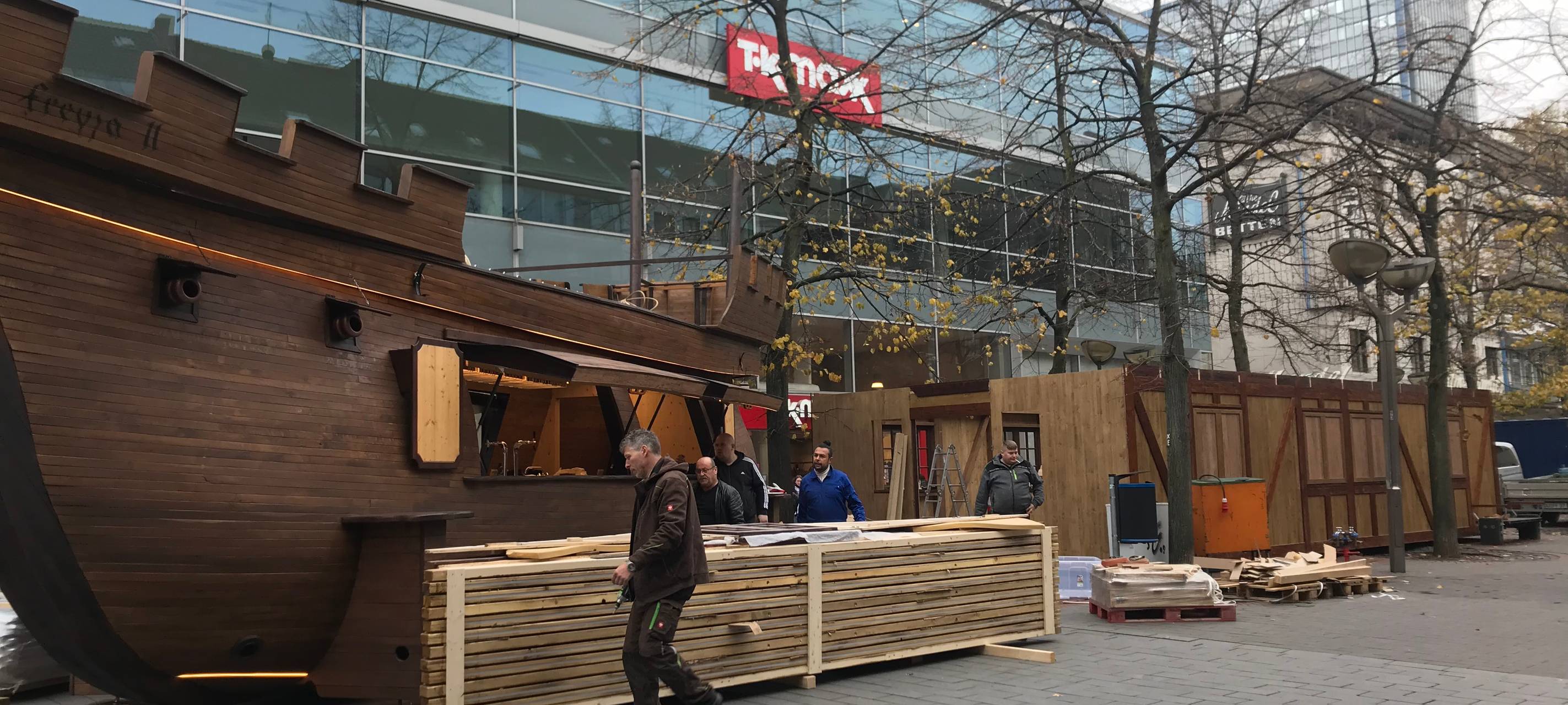 Der Duisburger Weihnachtsmarkt hat wieder ein Glühweinschiff