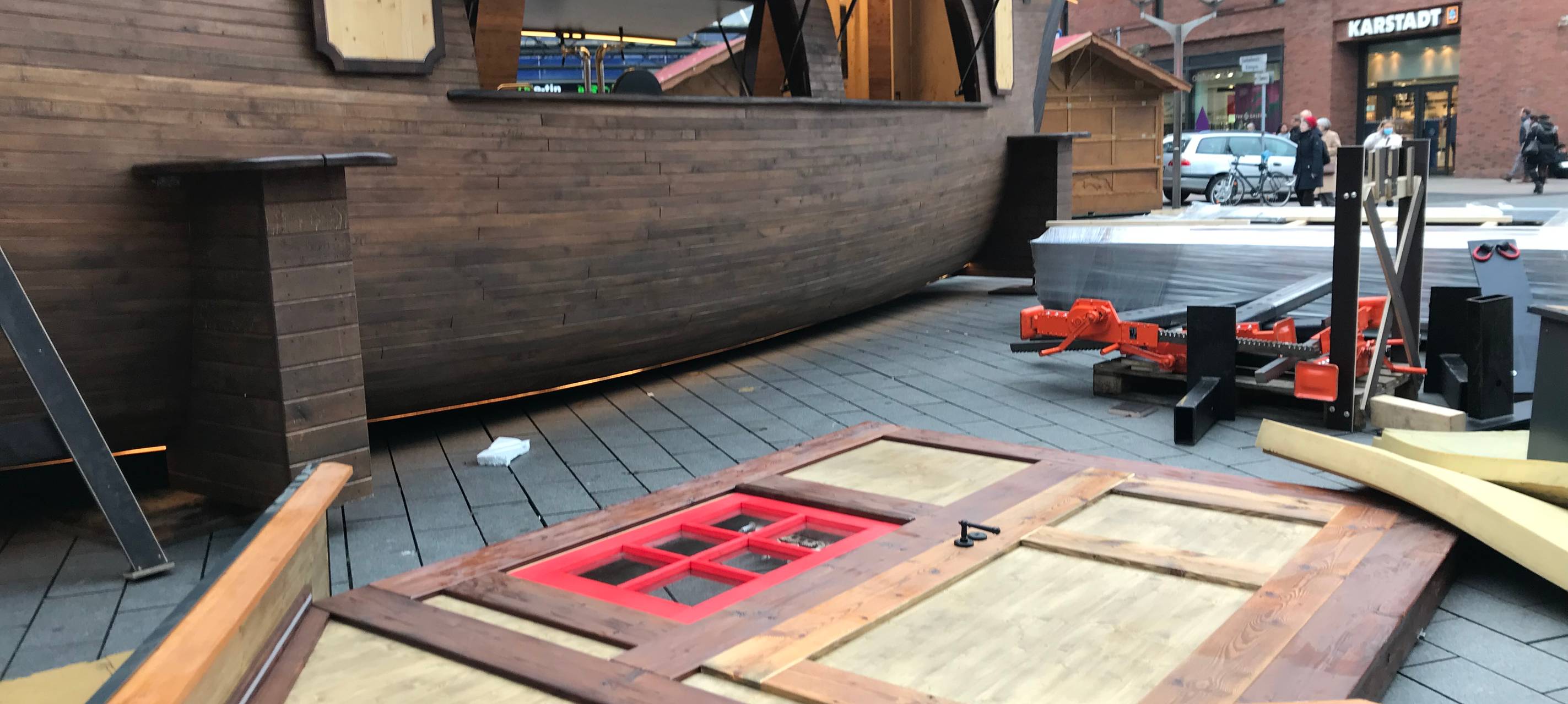 Der Duisburger Weihnachtsmarkt hat wieder ein Glühweinschiff