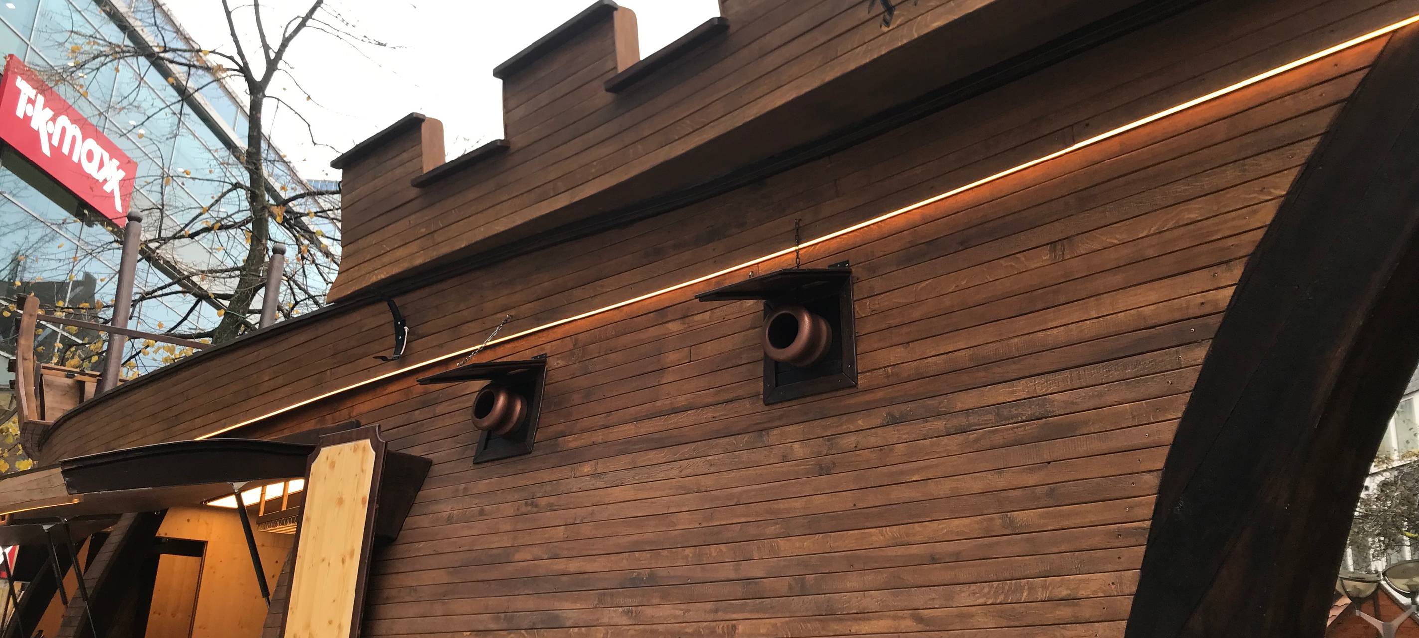 Der Duisburger Weihnachtsmarkt hat wieder ein Glühweinschiff