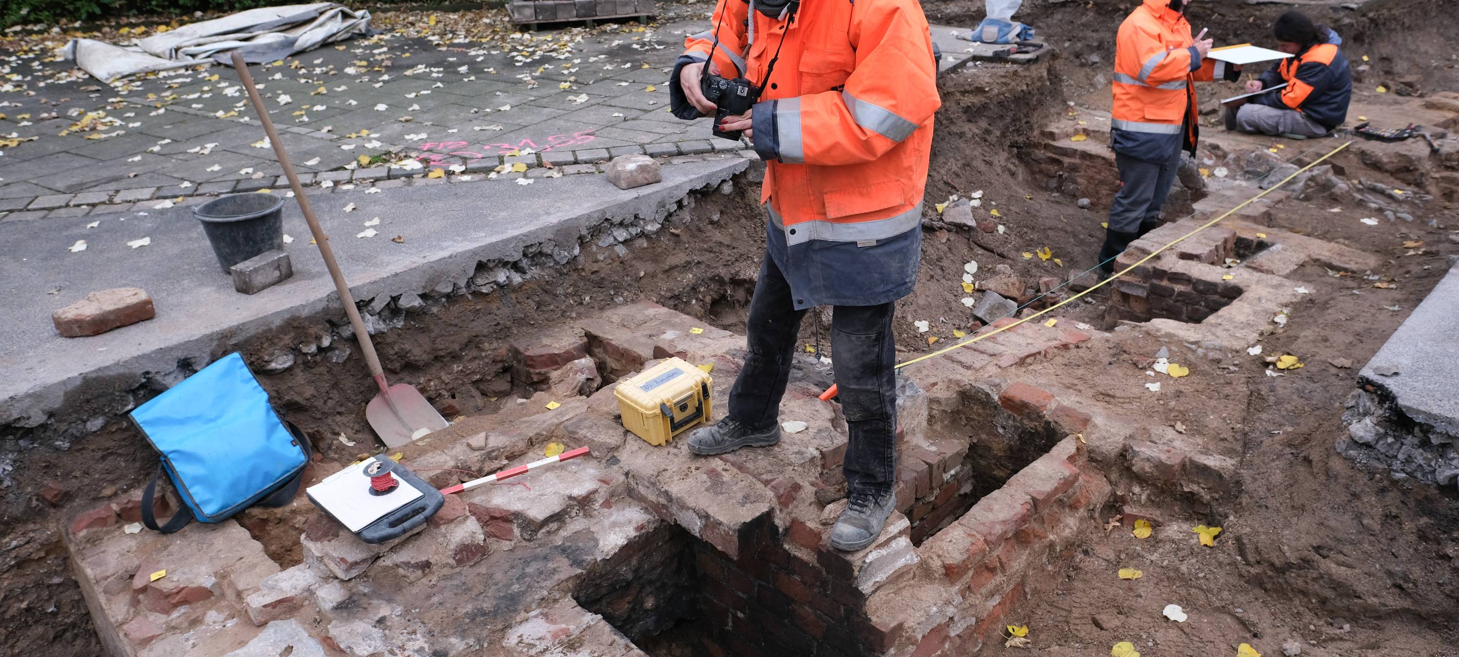 Ausgrabungen am Duisburger Rathaus: Burgplatz teilweise gesperrt