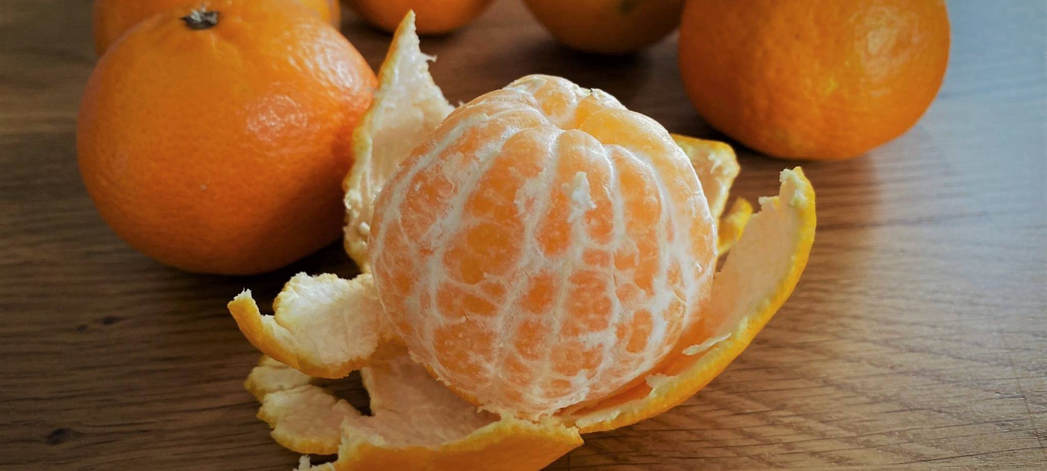 Mandarine schälen: weiße Haut dranlassen oder abmachen?