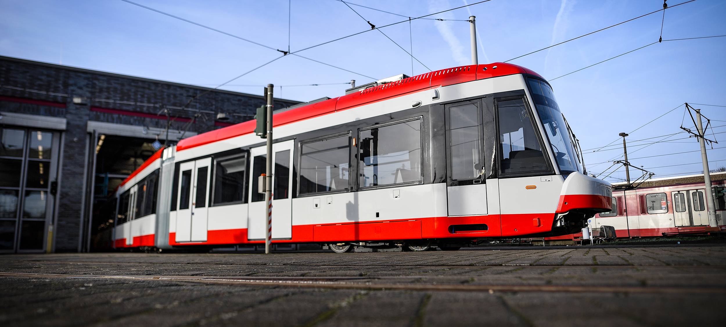Neue Straßenbahn mit Graffiti beschmiert