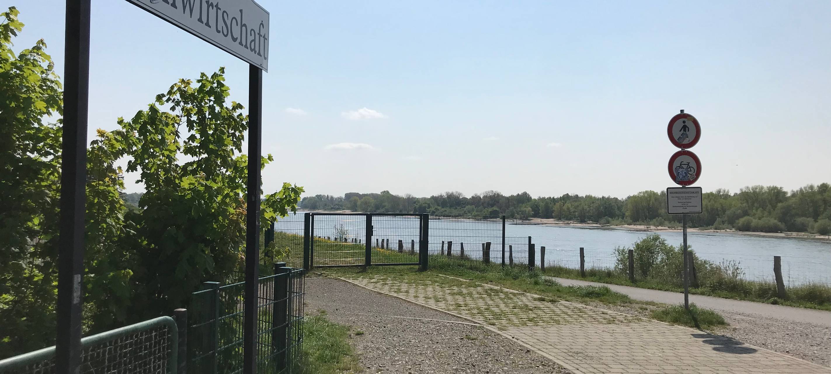 Duisburger Süden: Sitzen auf Rheindeich untersagt