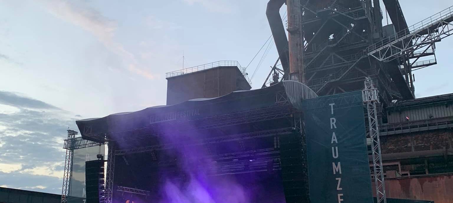 Das Publikum beim Traumzeit Festival schaut auf die Bühne vor dem stillgelegten Hochofen im Landschaftspark Duisburg-Nord.