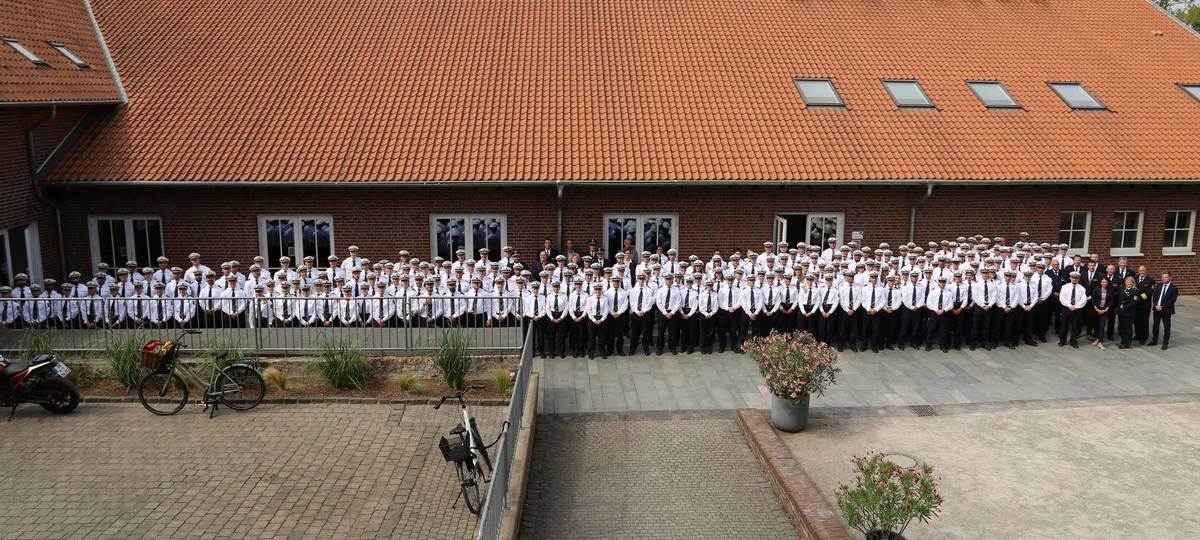 217 Kommissaranwärterinnen und -anwärter beenden ihre Ausbildung