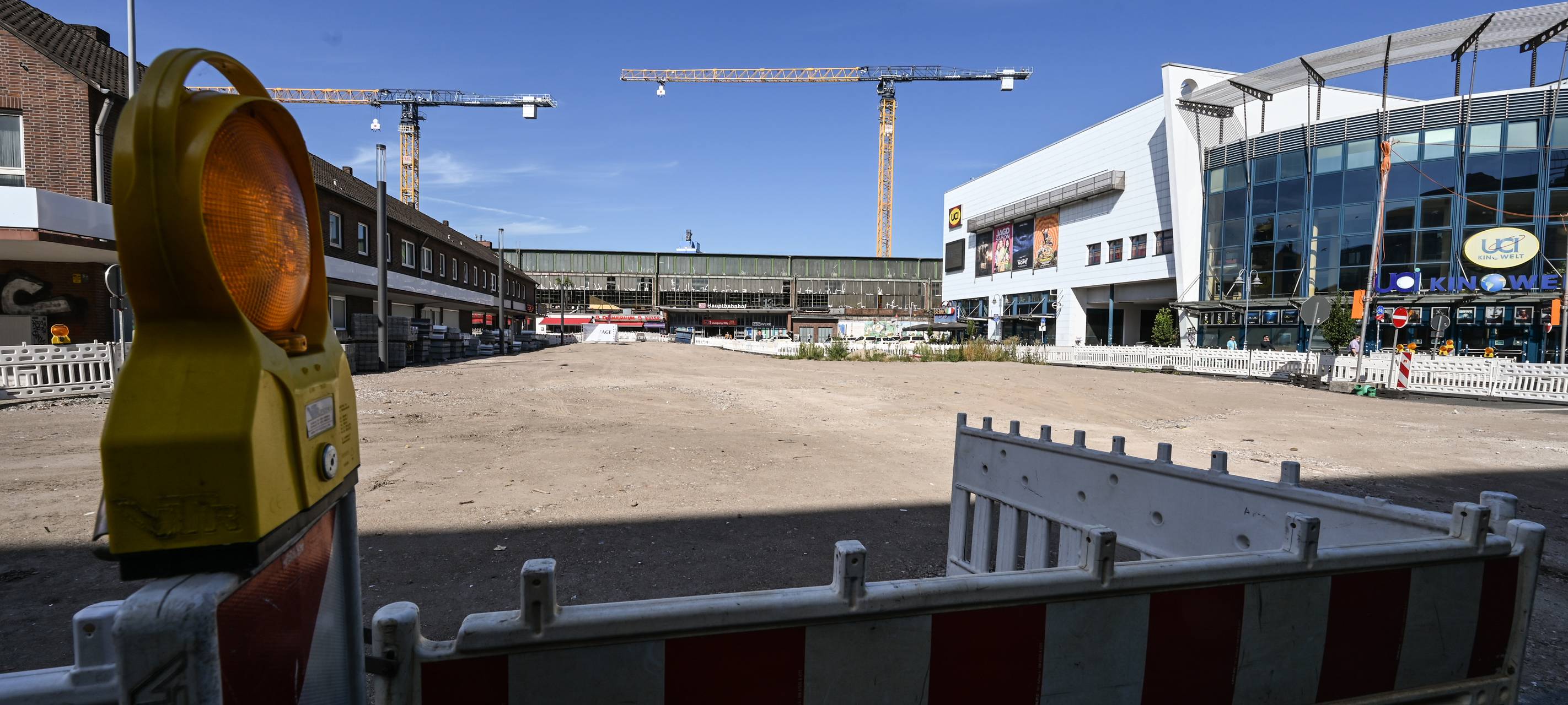 Baustelle am Osteingang des Duisburger Hauptbahnhofs ruht