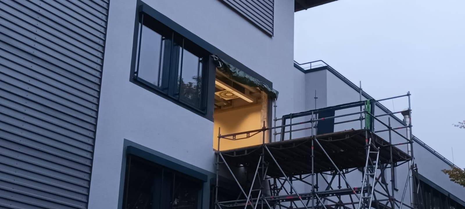 Spektakuläre Lieferung: Schwertransport liefert Hightech-Gerät an Uni