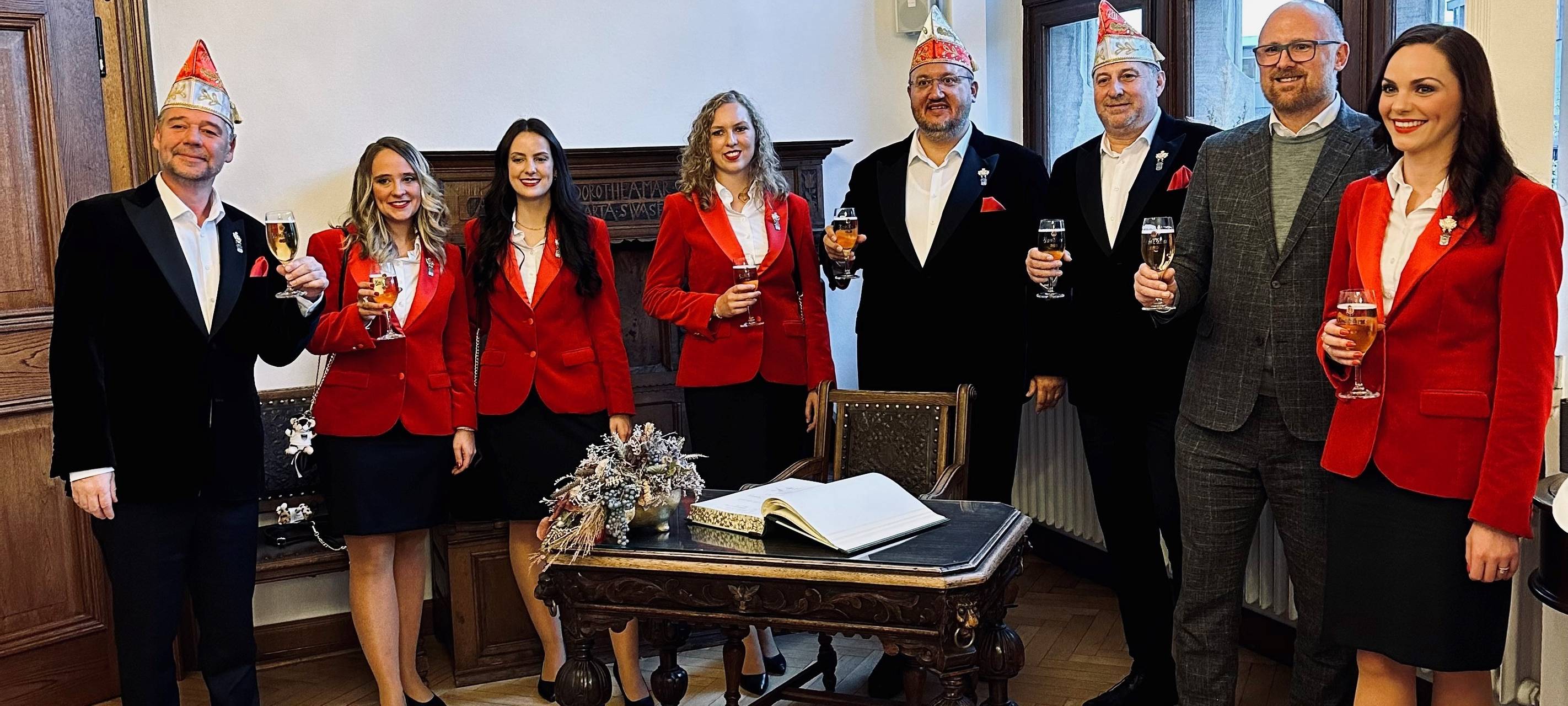 Die Karnevalscrew zusammen mit Sören Link (2. v. r.)