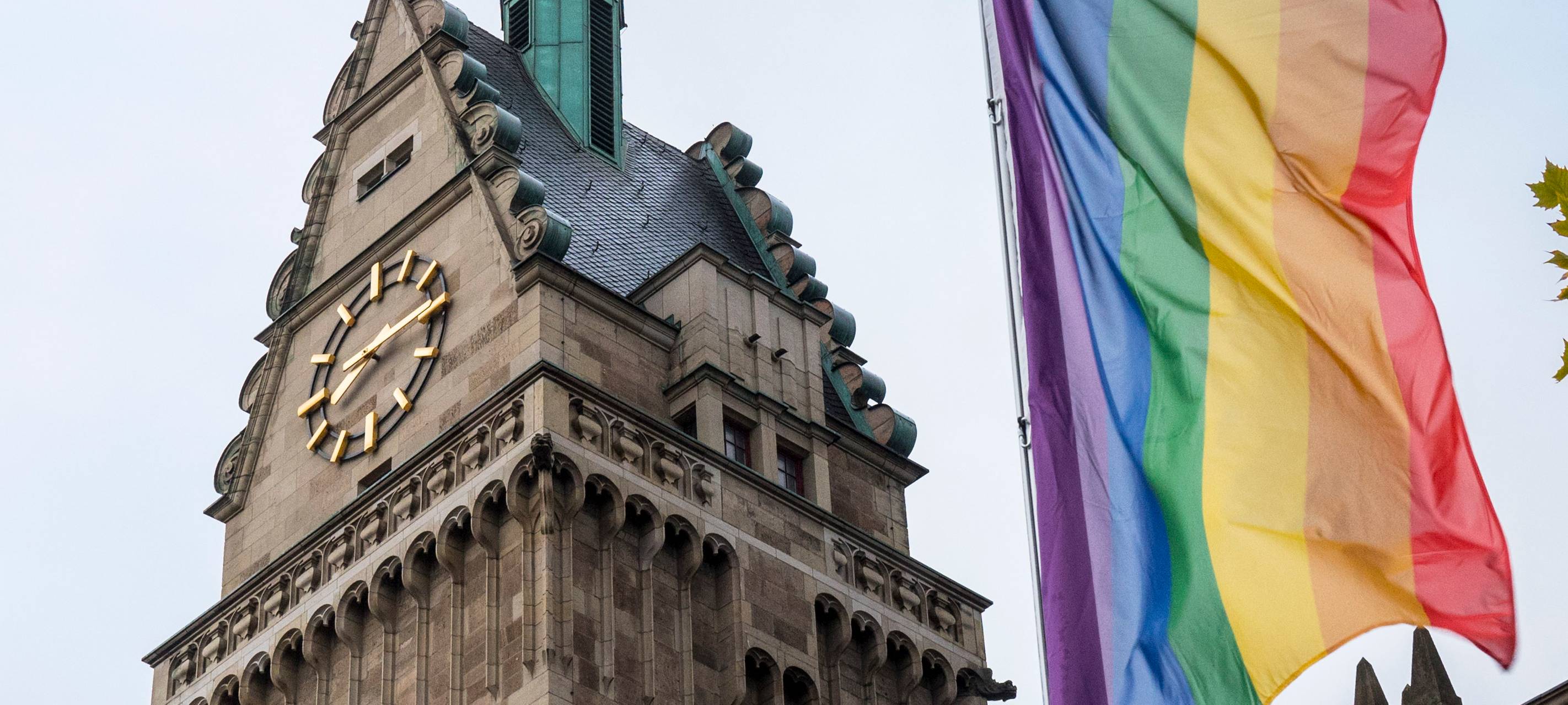 Zeichen für Toleranz: Regenbogenflagge am Rathaus gehisst