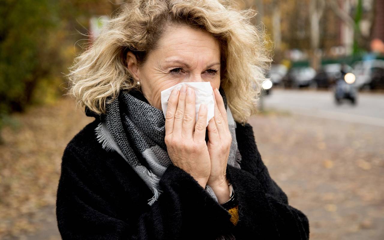 Schnupfen ist ein typisches Erkältungssymptom.