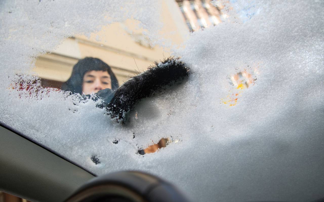 Es empfiehlt sich, im Winter immer einen Handfeger im Auto zu haben, um mühelos den Schnee von der Windschutzscheibe zu wischen.