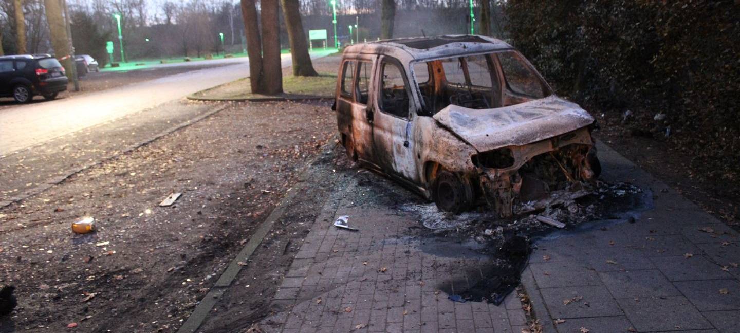 Ausgebranntes Auto im Sportpark Wedau: Fahrer hat Selbstmord begangen