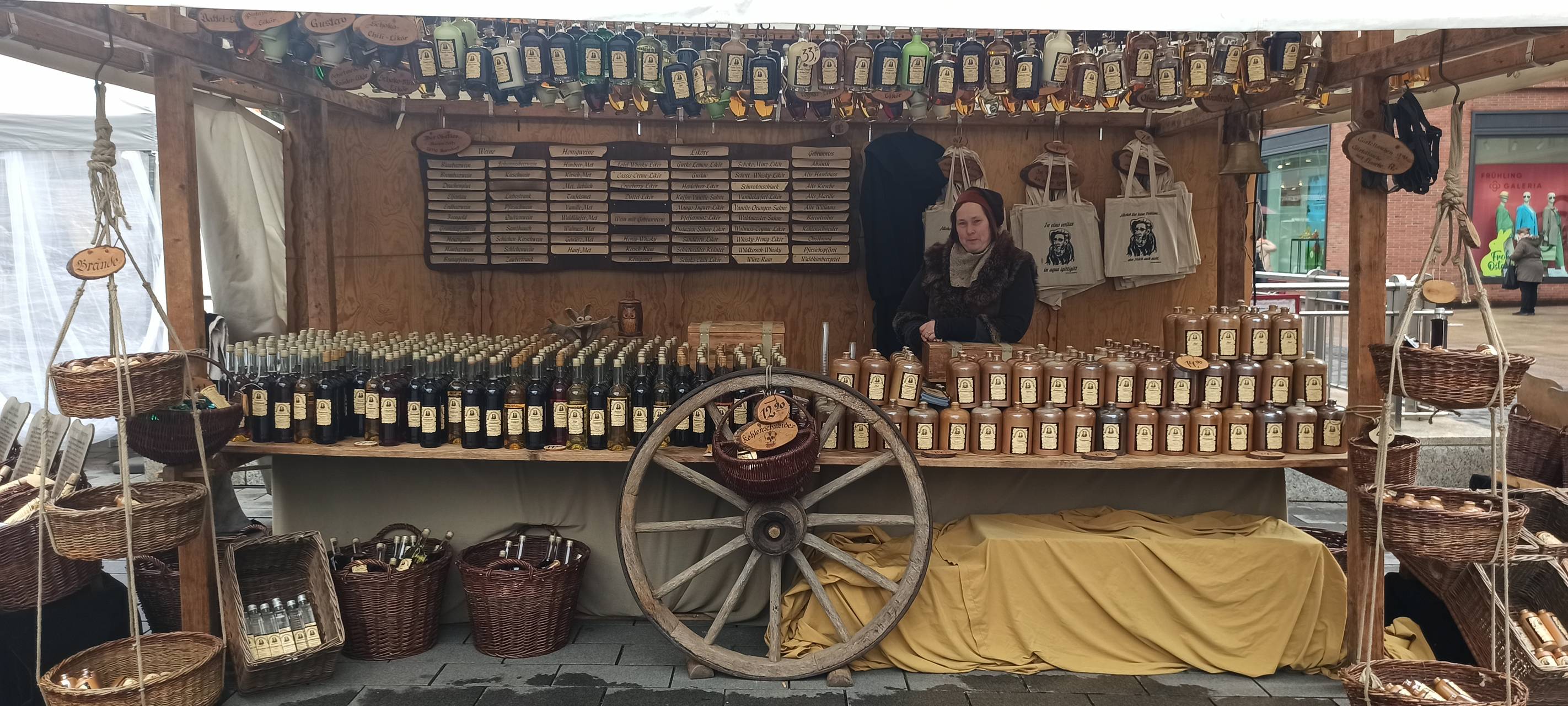 Kunsthandwerkermarkt in der City gestartet