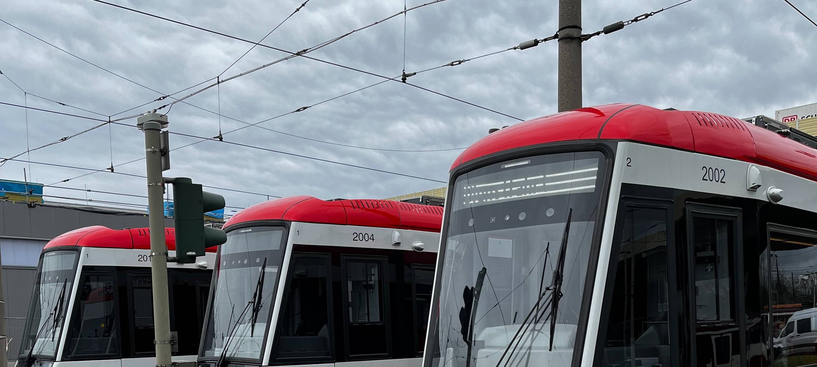 Erste neue Straßenbahn fährt durch Duisburg