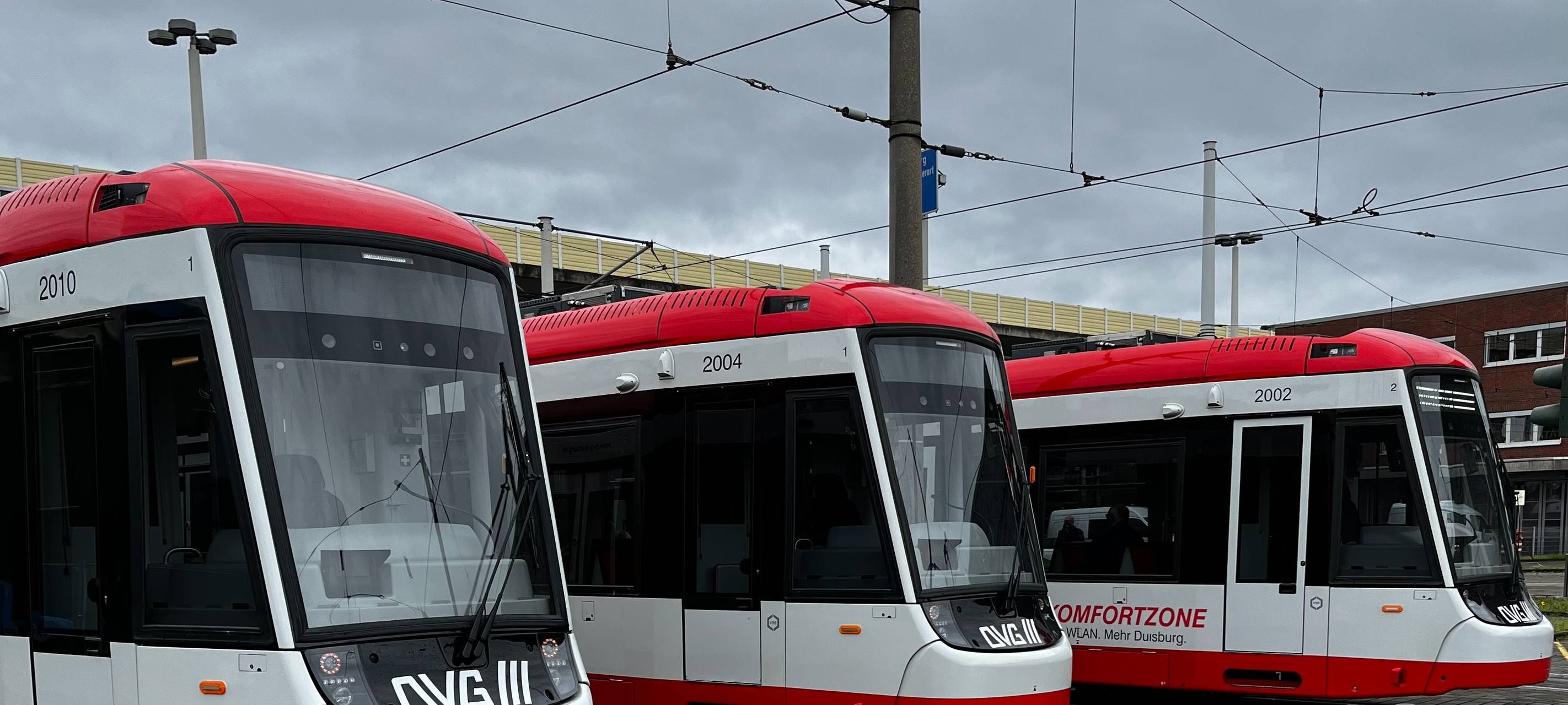 Erste neue Straßenbahn fährt durch Duisburg