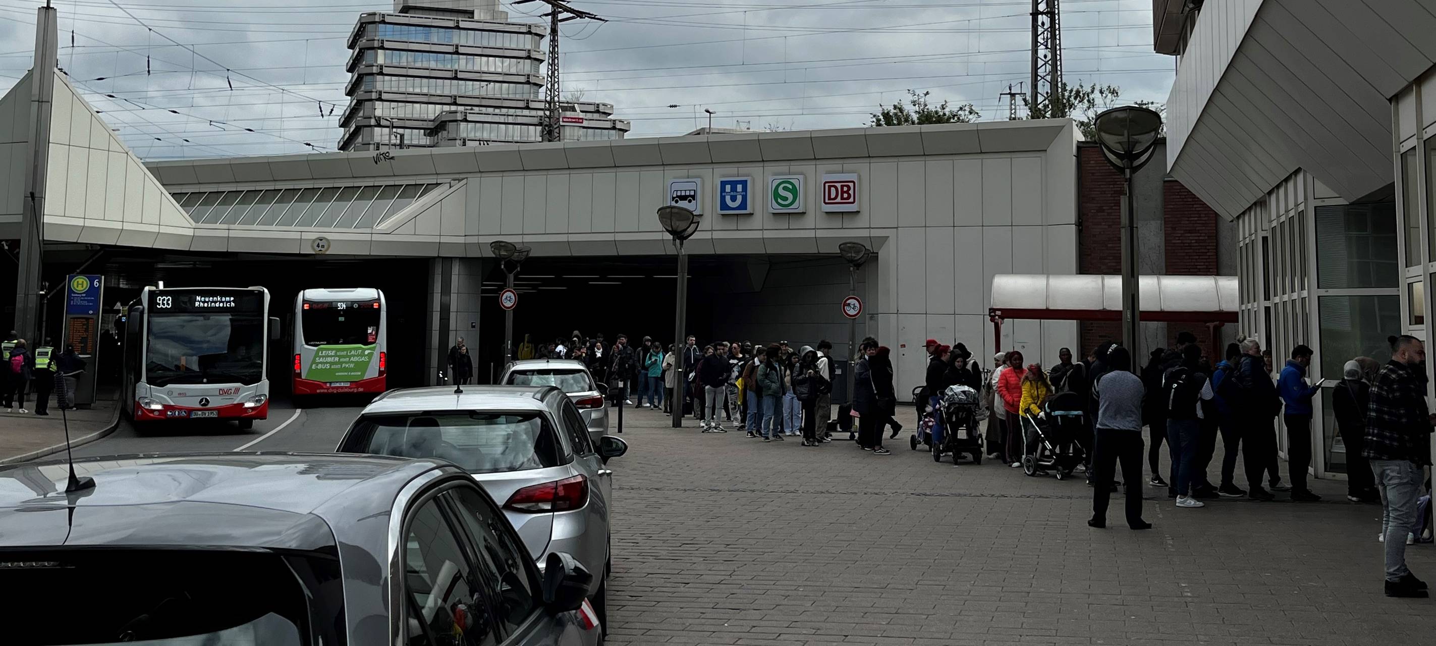 Lange Schlangen vor dem DVG-Kundencenter