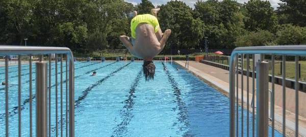 "Rettet die Freibadsaison": Stadt sucht dringend Personal