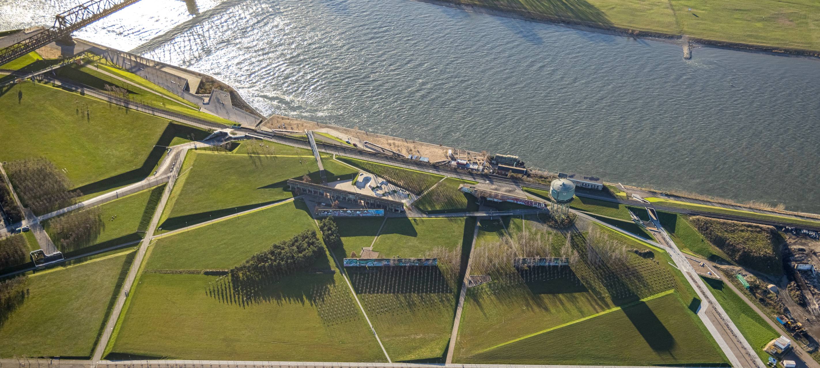 Rheinpark: Neuer Balkon am Wasser