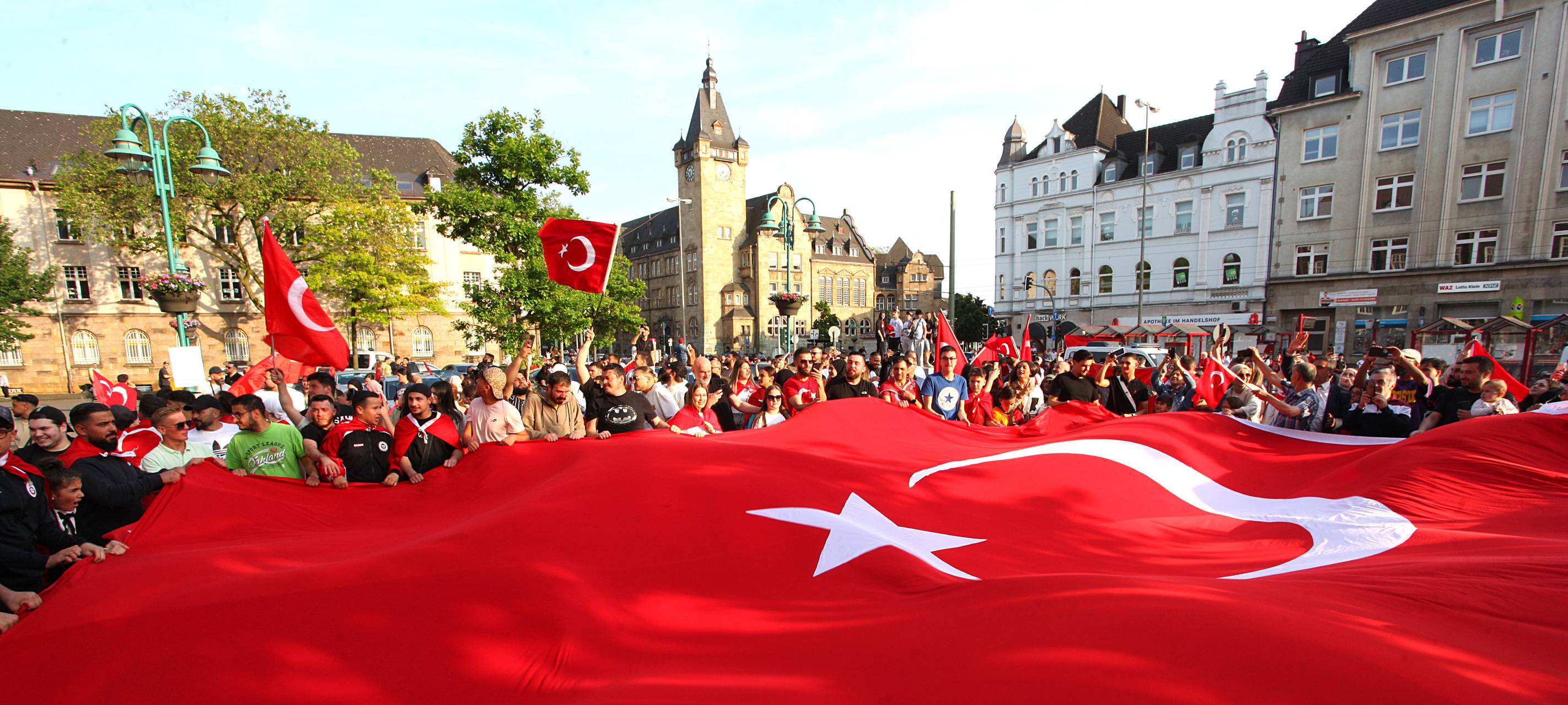 Nach Türkeiwahl: Autokorso, Fußmarsch, Feiern und Hupkonzert in Duisburg
