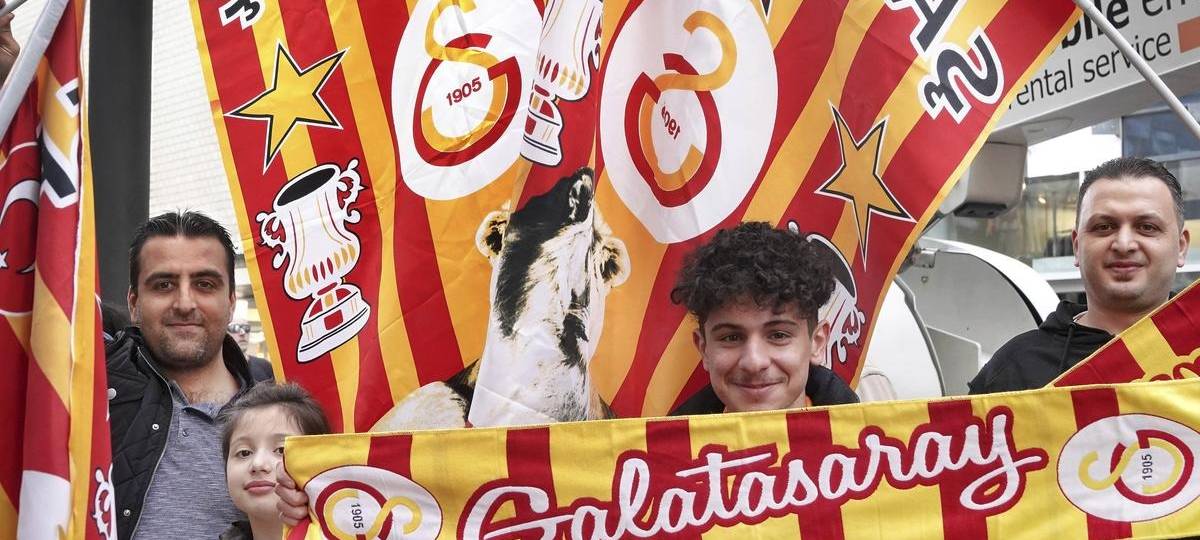Galatasaray-Fans feiern im Duisburger Norden