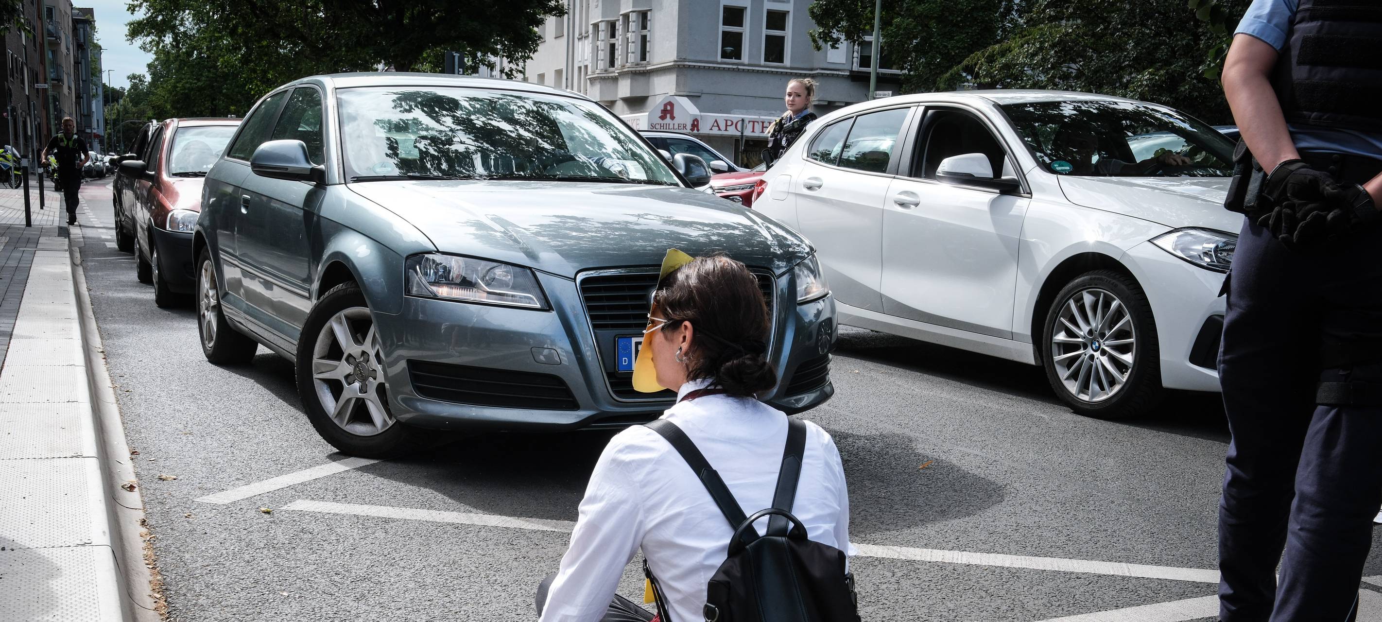 Klimaprotest: Aktivistin klebt sich in Duissern auf die Straße
