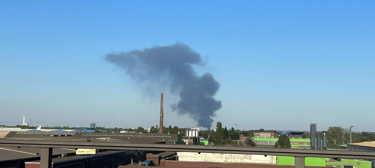Feuer in Oberhausen: Rauchsäule in Duisburg sichtbar