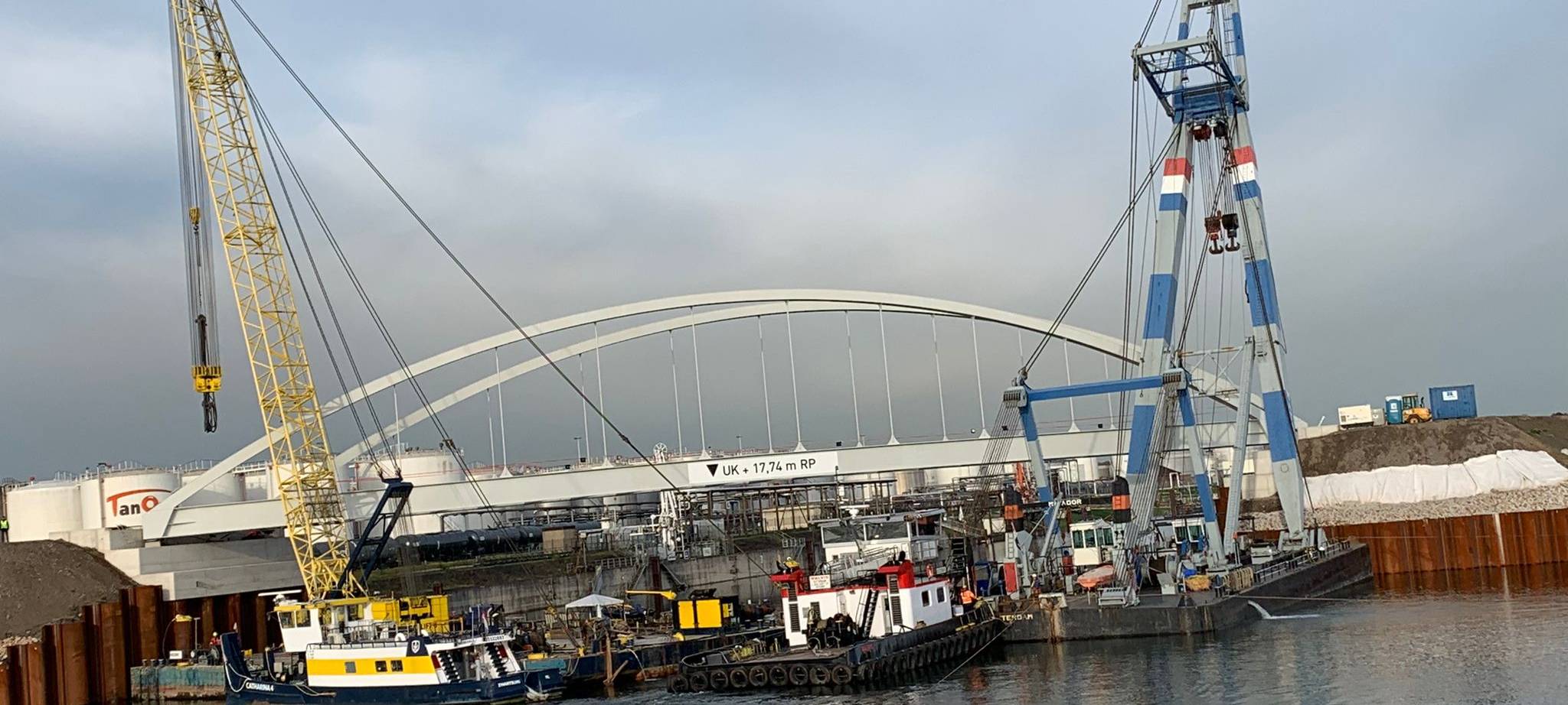 Neue Hafenbrücke an Ort und Stelle
