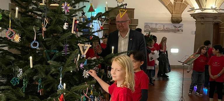 Duisburger Schulkinder schmücken Tannenbaum im Rathaus