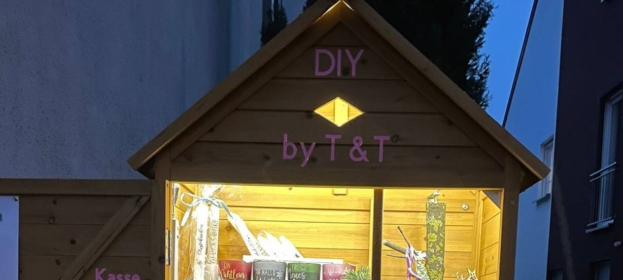 Freundinnen verkaufen Selbstgebasteltes