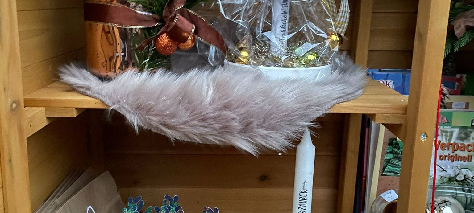 Freundinnen verkaufen Selbstgebasteltes