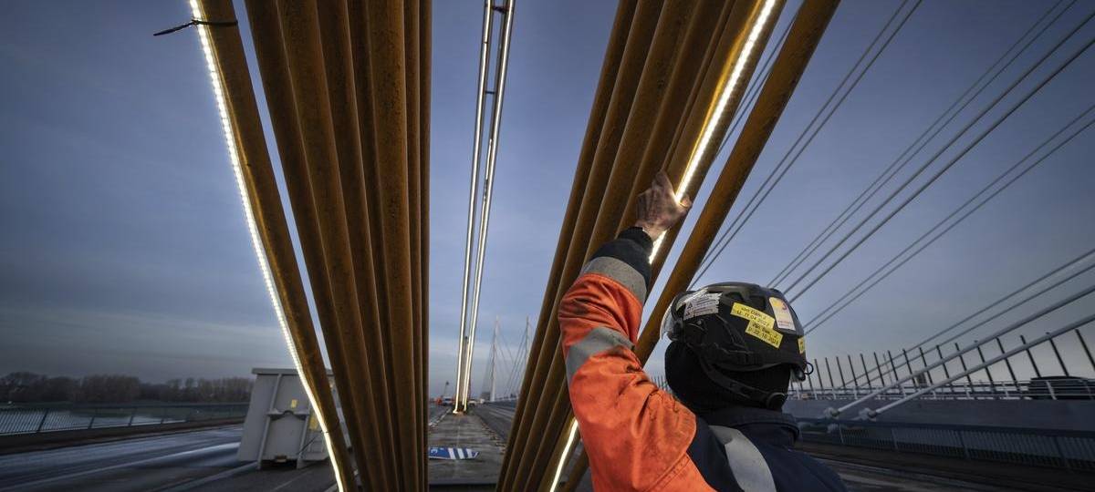 Weihnachtsbeleuchtung auf Rheinbrücke sorgt für Ärger bei der Stadt