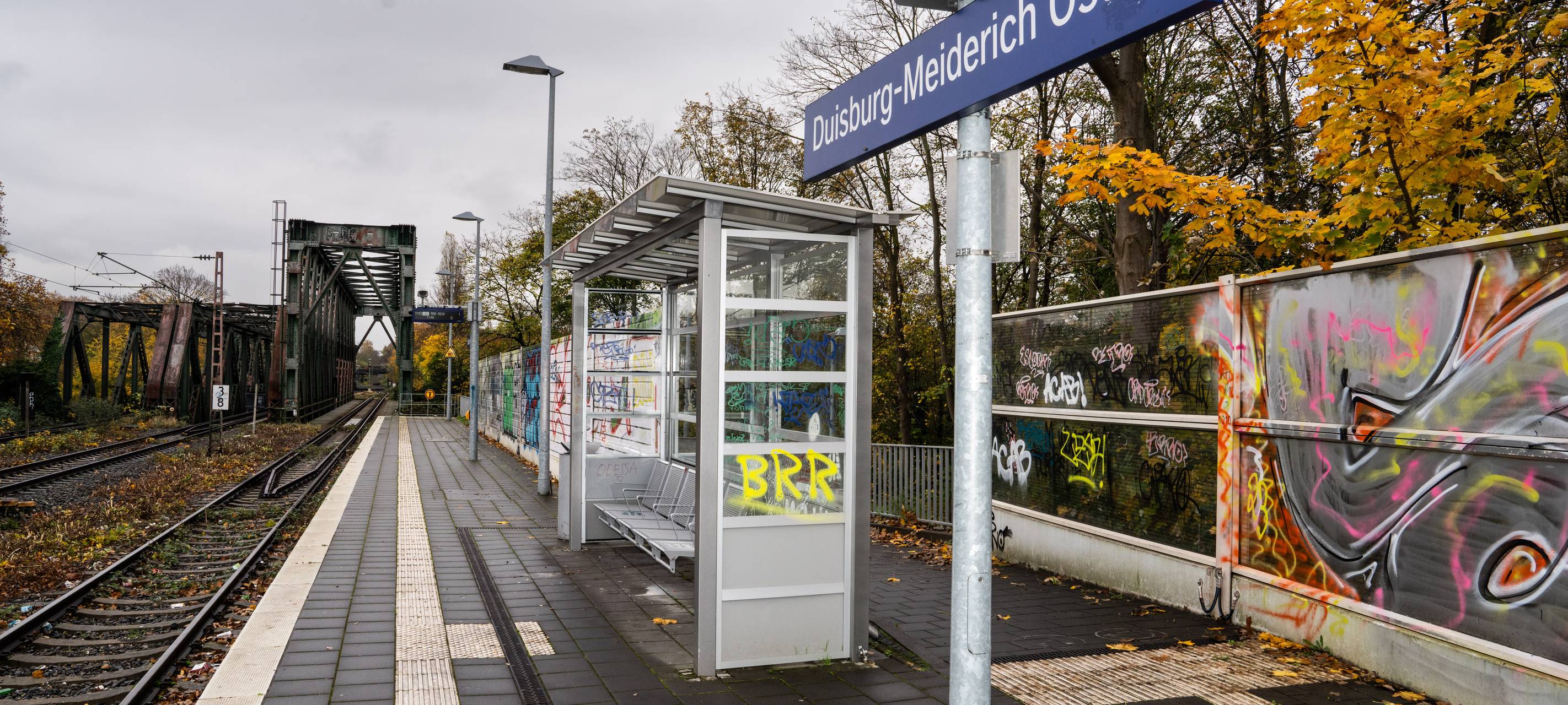 Moderne Anzeigen für Duisburger Bahnhöfe