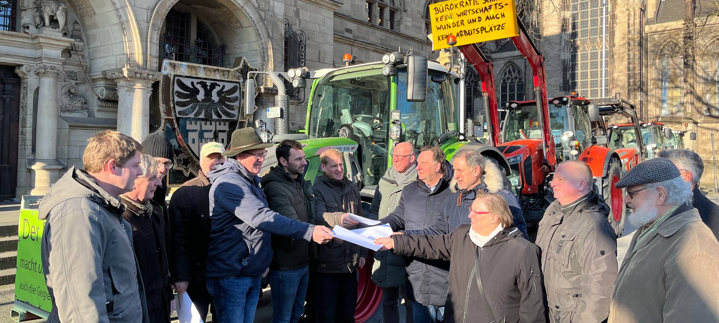 Duisburger Landwirte protestieren vor dem Rathaus