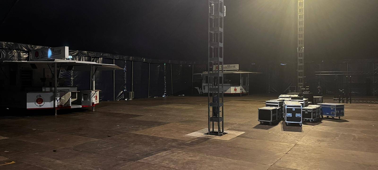 Aufbau des Partyzelts für Karneval ist im vollen Gange