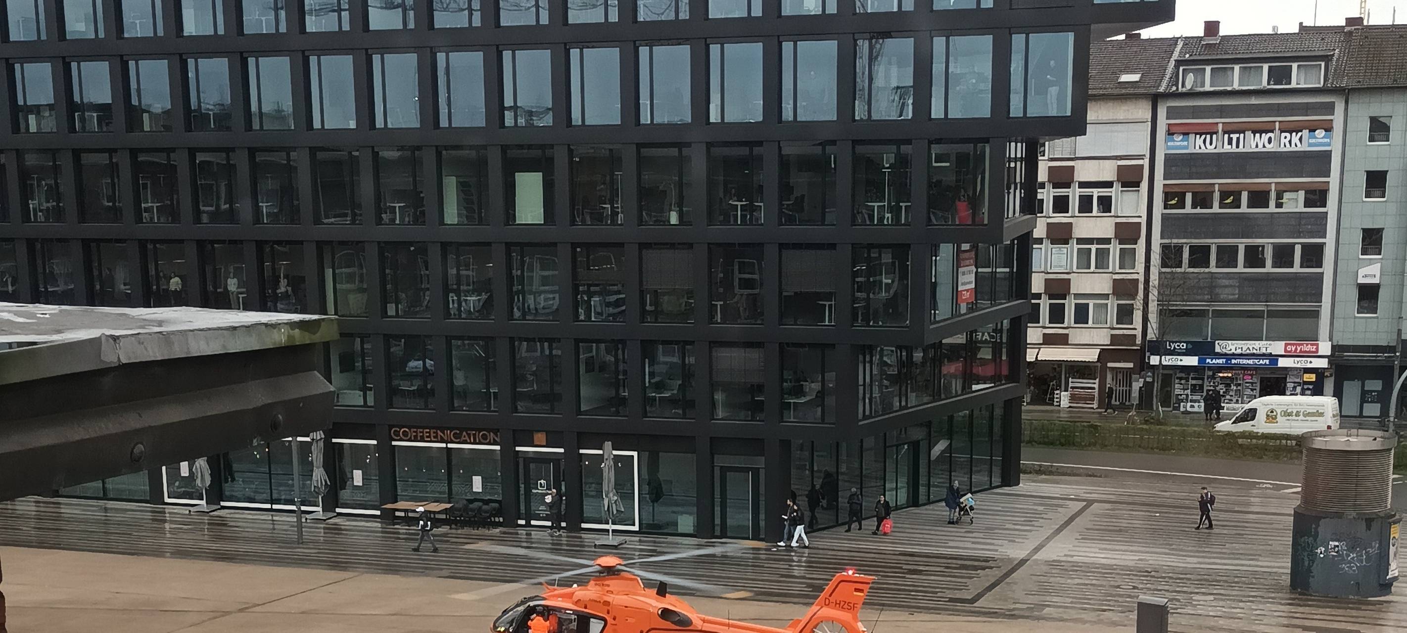 Rettungshubschrauber landet auf dem Bahnhofsvorplatz