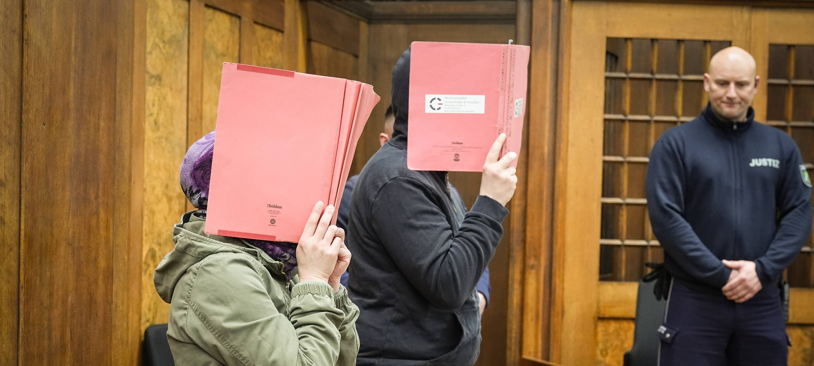 3-jähriges Kind im Keller erstickt: Eltern schweigen zum Prozessauftakt