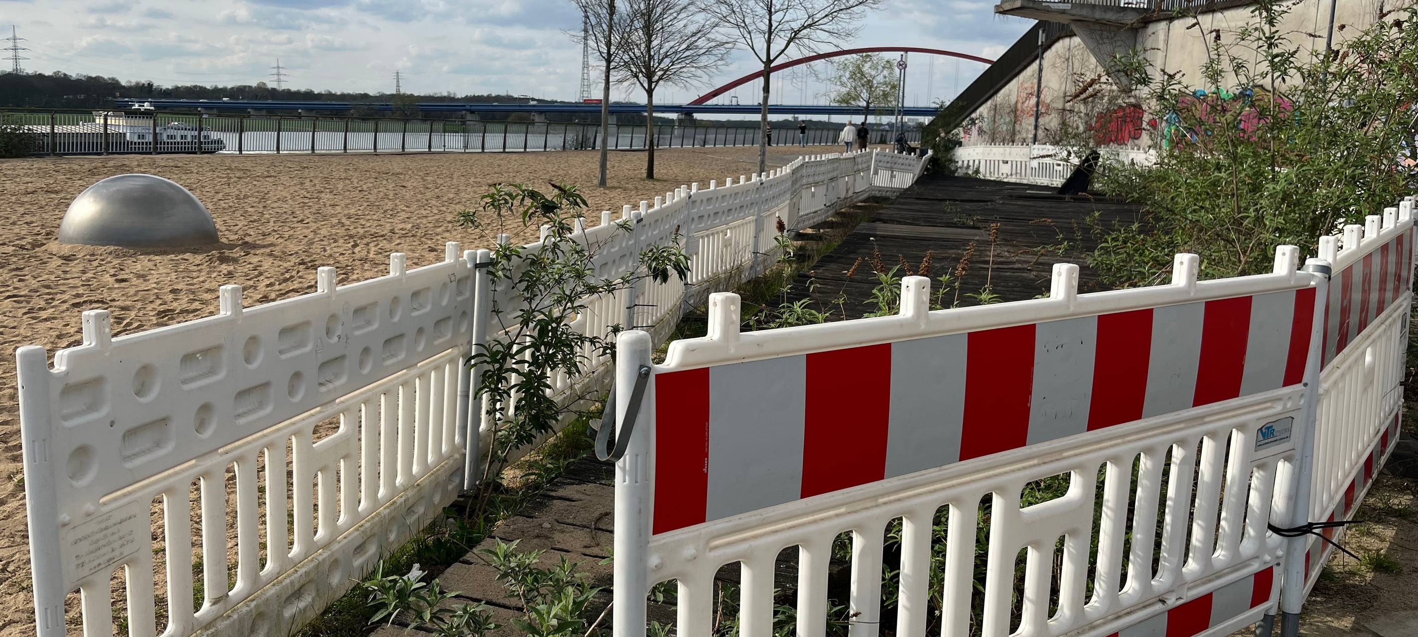 Rheinpark: Holzbänke vermodern weiter