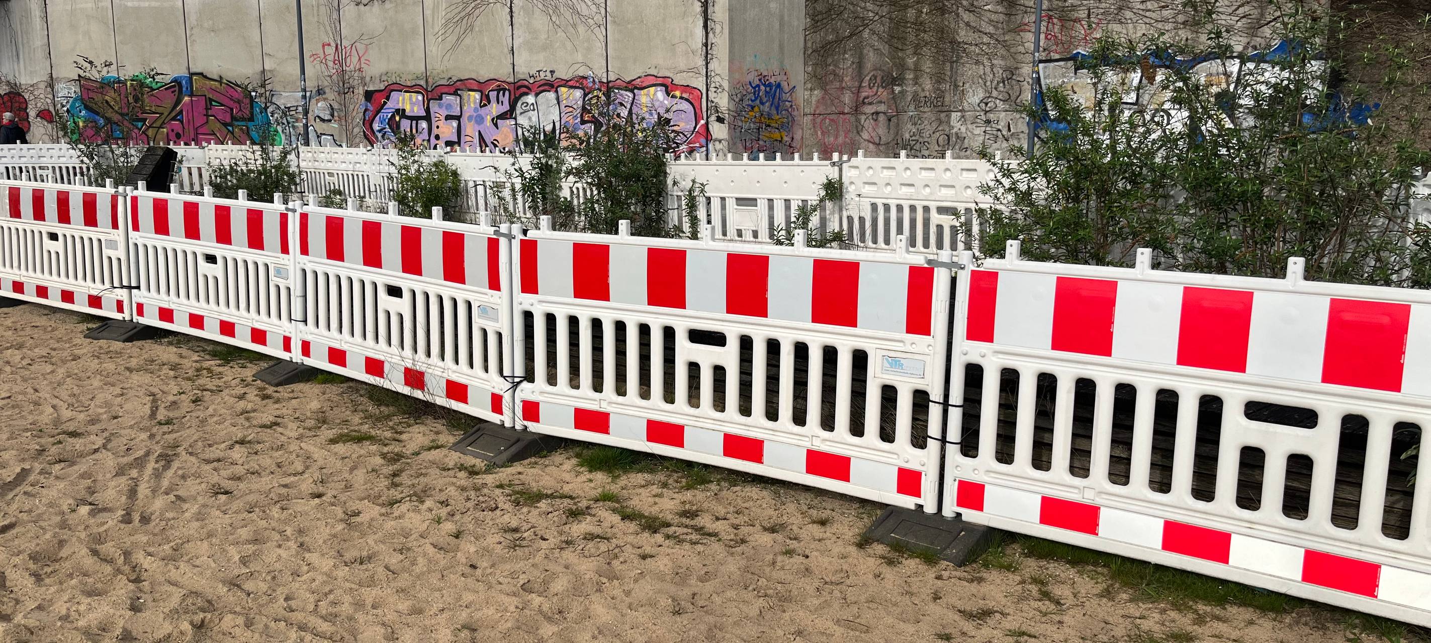 Rheinpark: Holzbänke vermodern weiter