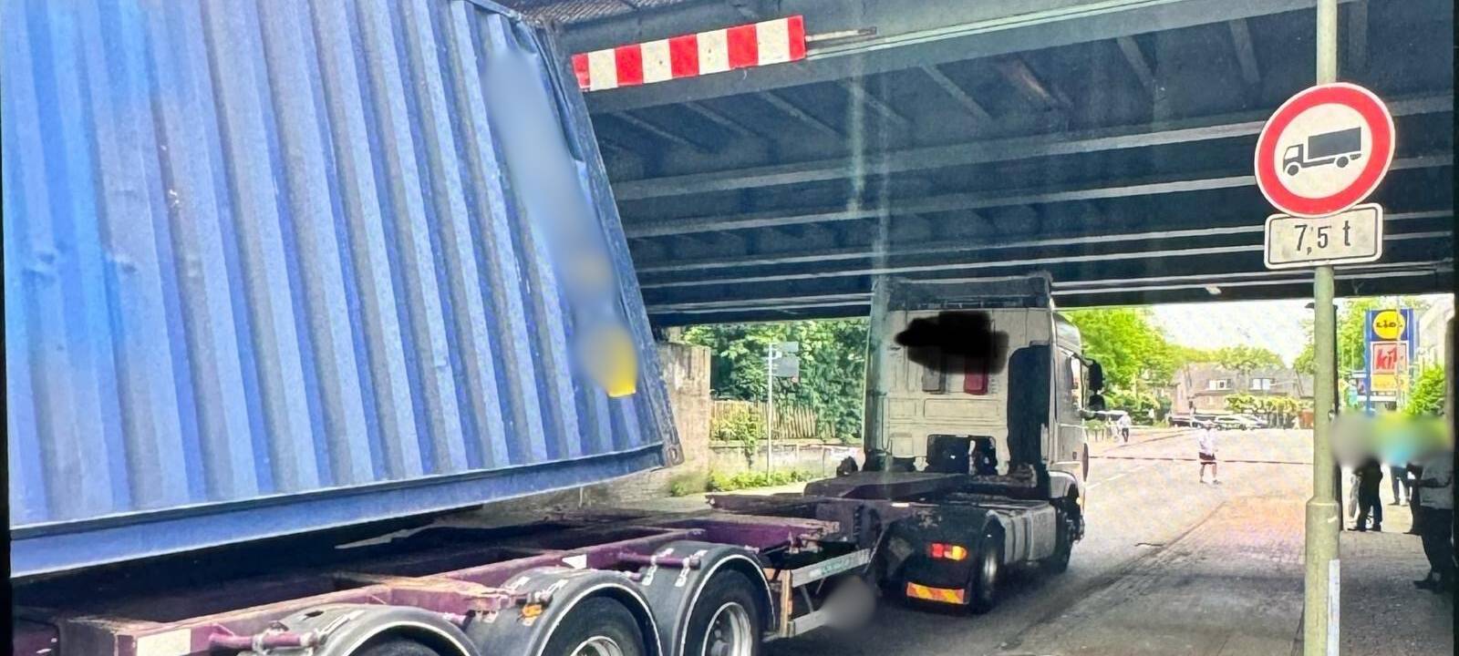 LKW bleibt unter Brücke stecken