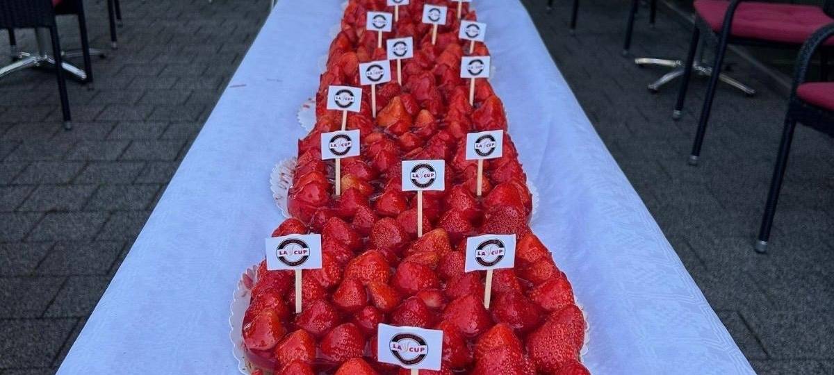 Für den guten Zweck: Längster Erdbeerkuchen in Duisburg