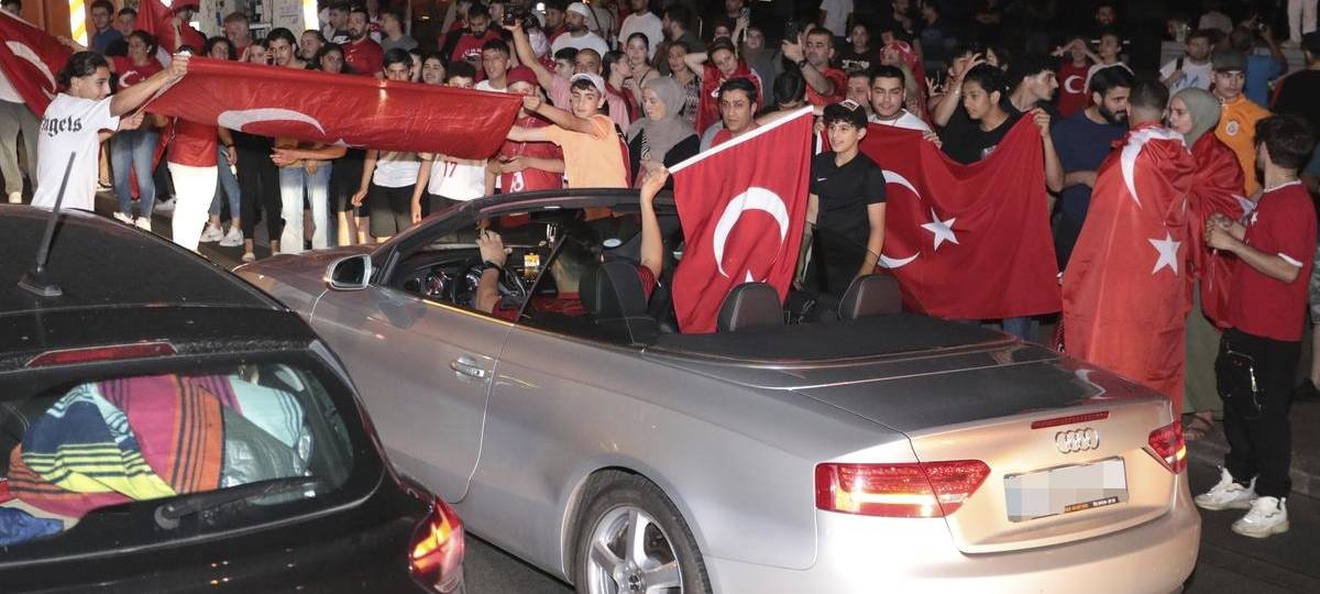 Türkei-Fans feiern ausgelassen auf Duisburgs Straßen