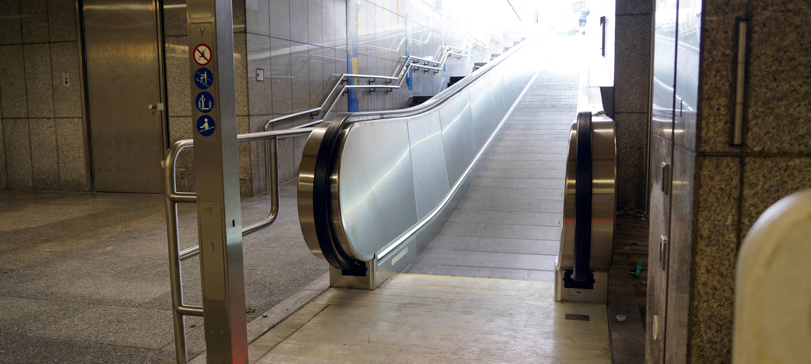 Neue flache Rolltreppe am "Rathaus"