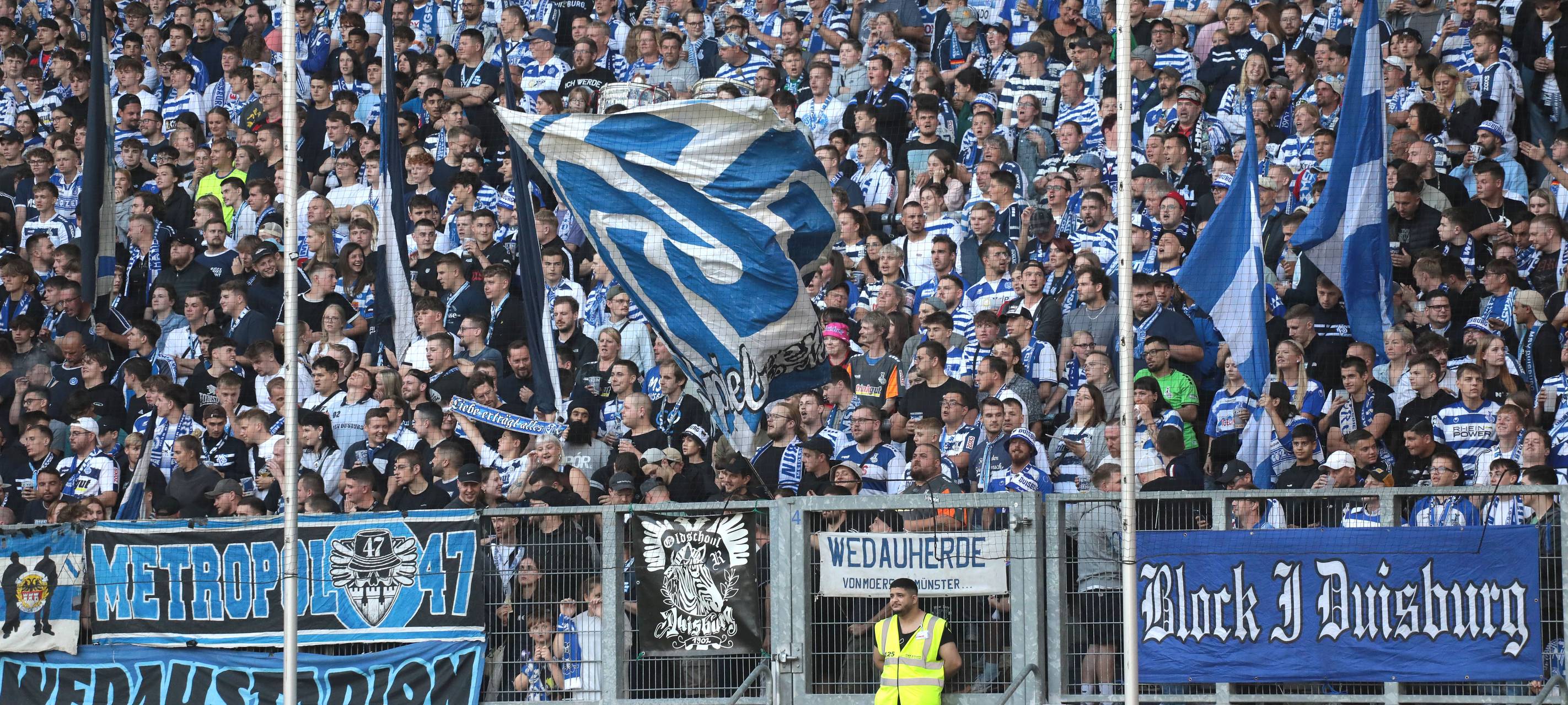 Fans des MSV Duisburg sind heiß auf das Derby gegen Oberhausen