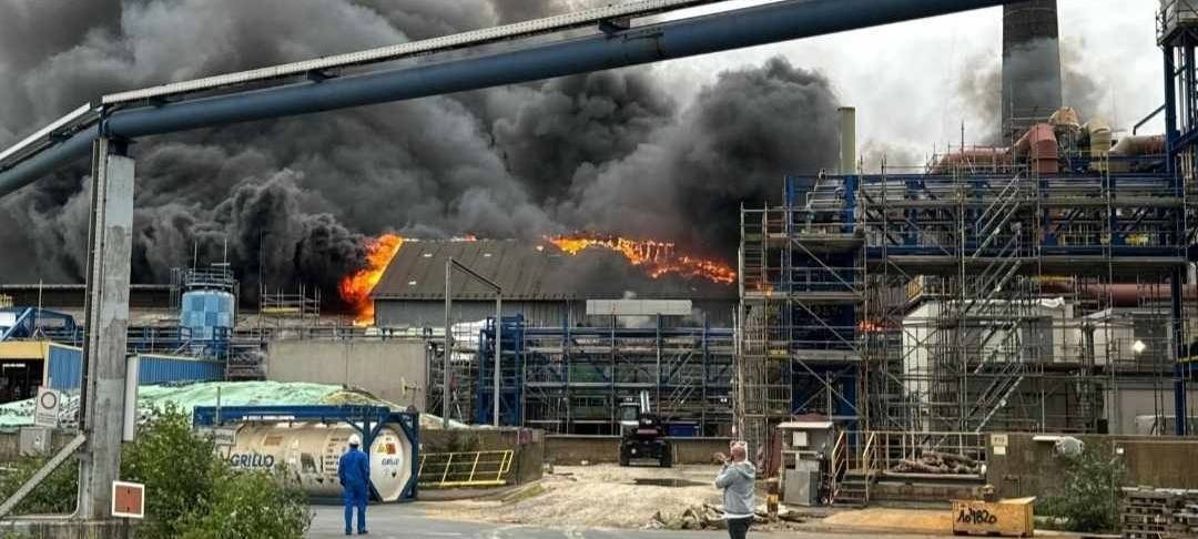 Großbrand bei Grillo im Duisburger Norden