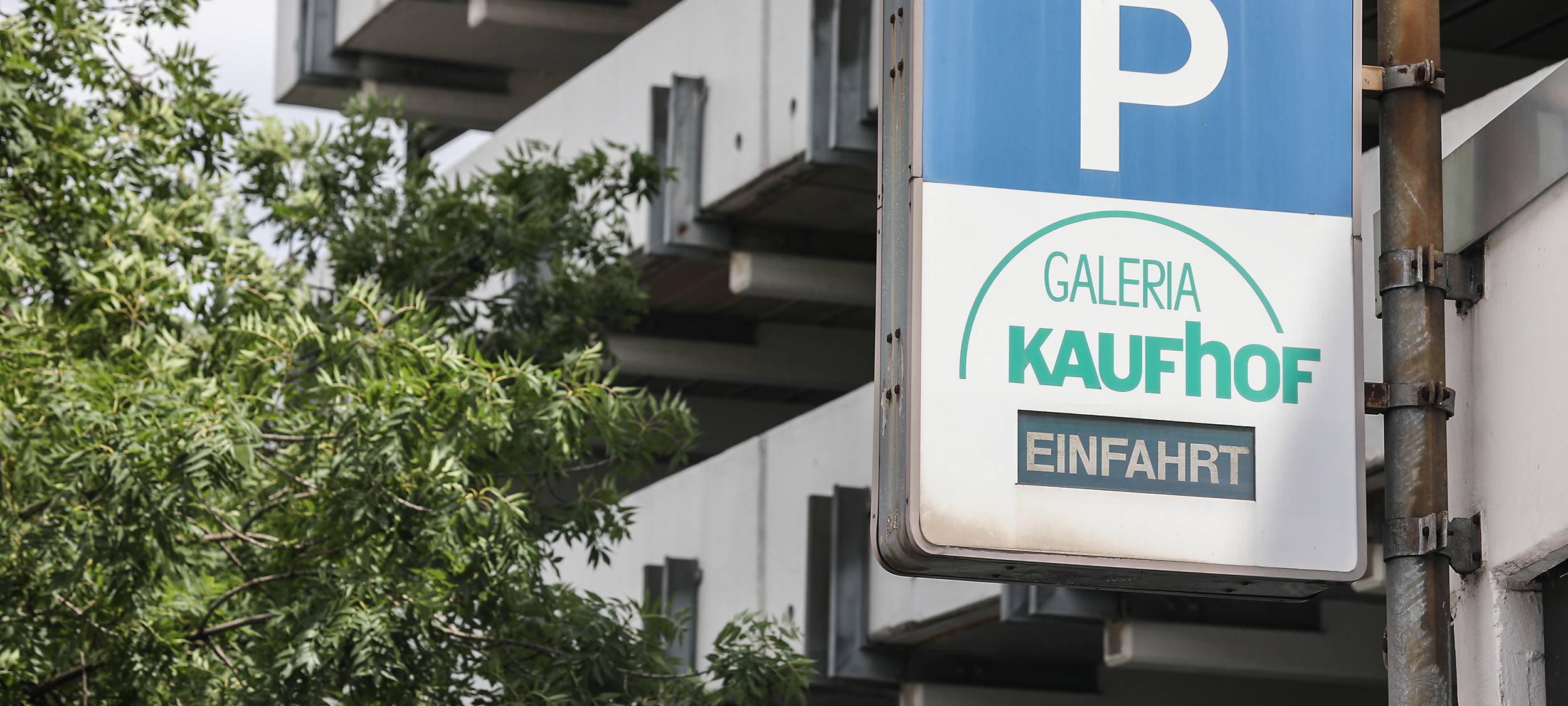 Parkhaus neben Galeria Gebäude wieder geöffnet