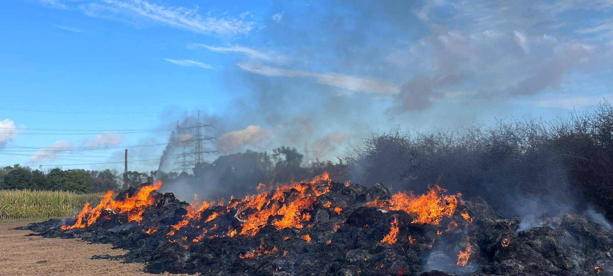 Strohballen-Brand in Duisburg
