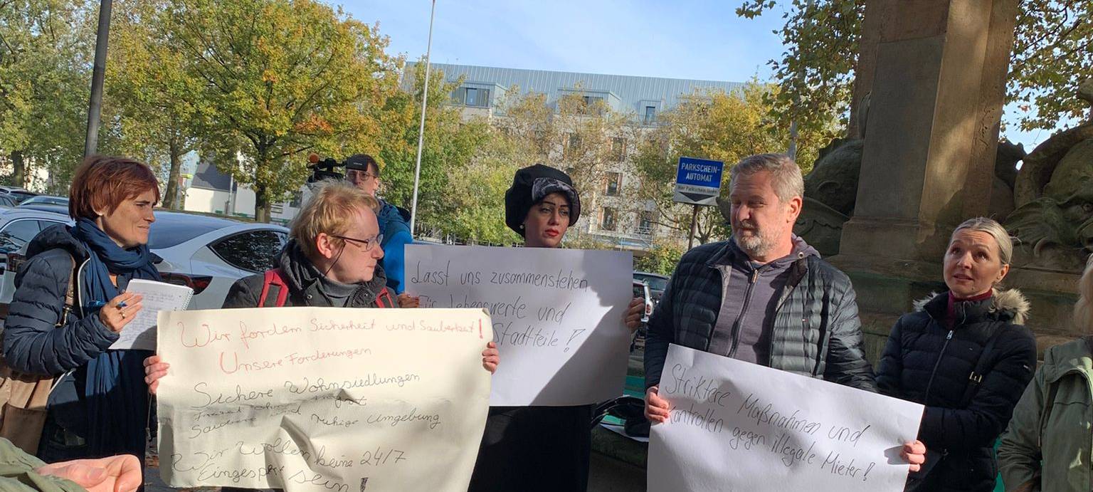 Neumühler Mieter protestieren vor Rathaus