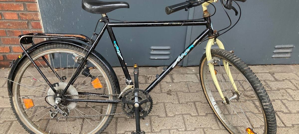 Unbekannte werfen Fahrrad auf A59