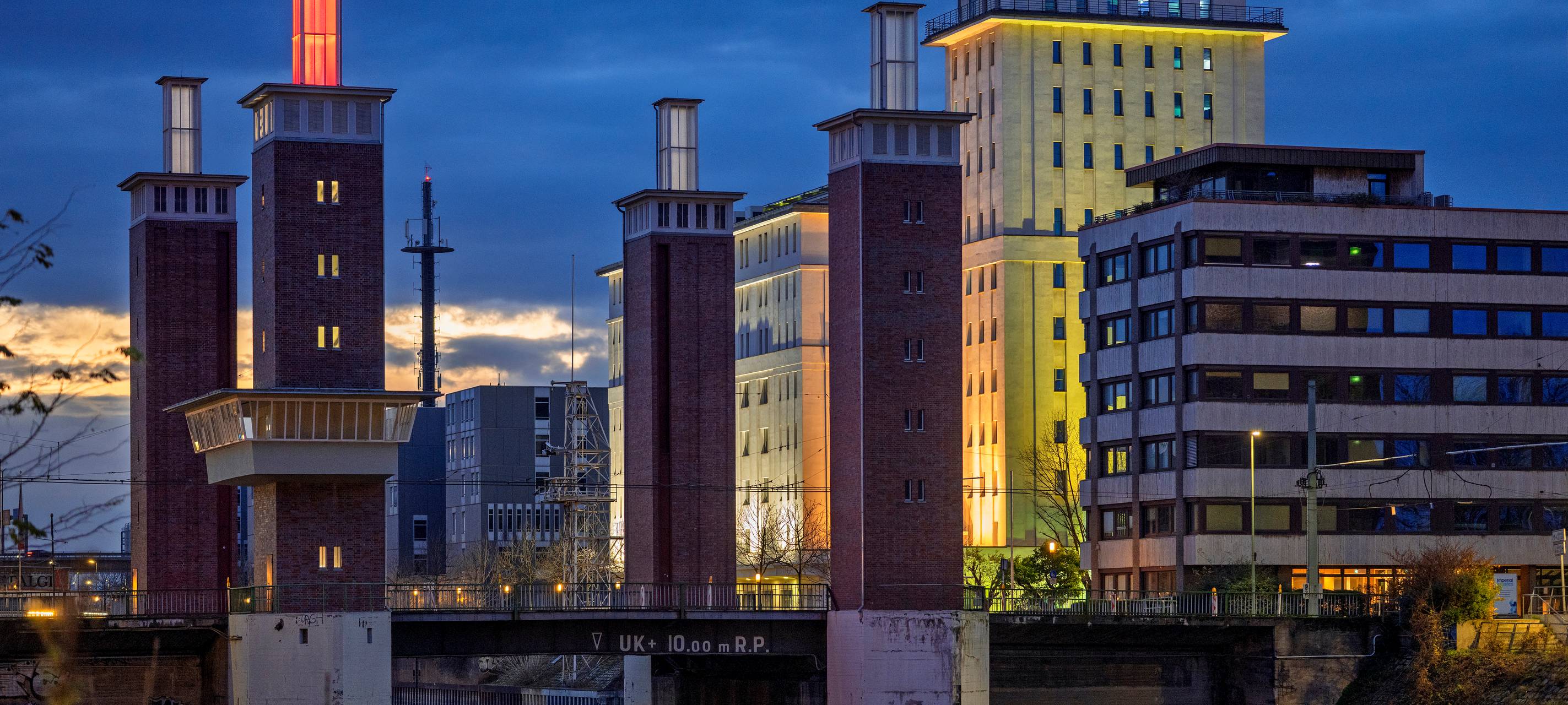 Weihnachtsbeleuchtung an der Schwanentorbrücke